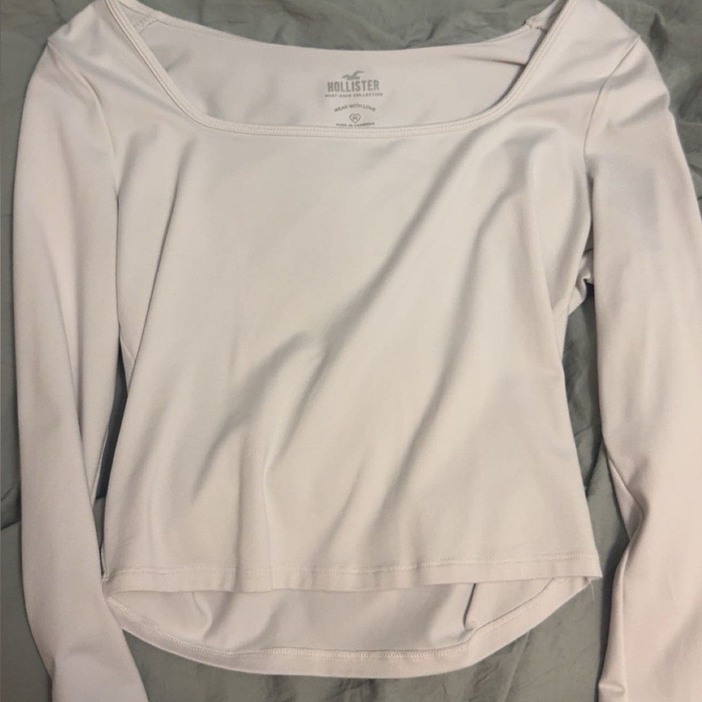 - hollister square neck white longsleve